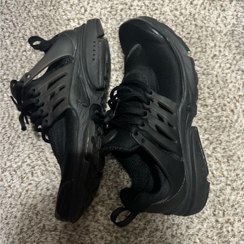 Nike male size 7 women 9 presto shoes